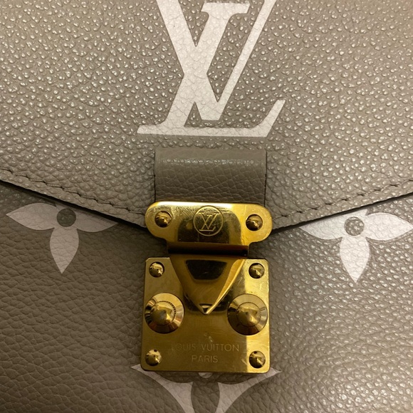 Louis Vuitton Pochette Métis East West - Picture 8 of 15